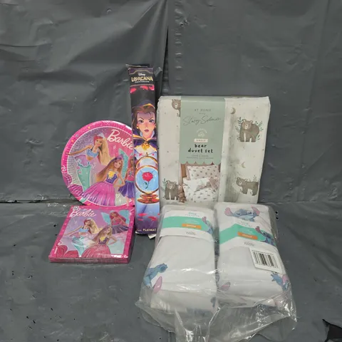 APPROXIMATELY 6 ASSORTED HOUSEHOLD ITEMS TO INCLUDE BARBIE PLASTIC PLATES, BEAR DUVET SET, DISNEY LORCANA TRADING CARD PLAYMAT, ETC - COLLECTION ONLY