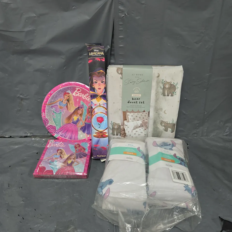 APPROXIMATELY 6 ASSORTED HOUSEHOLD ITEMS TO INCLUDE BARBIE PLASTIC PLATES, BEAR DUVET SET, DISNEY LORCANA TRADING CARD PLAYMAT, ETC - COLLECTION ONLY