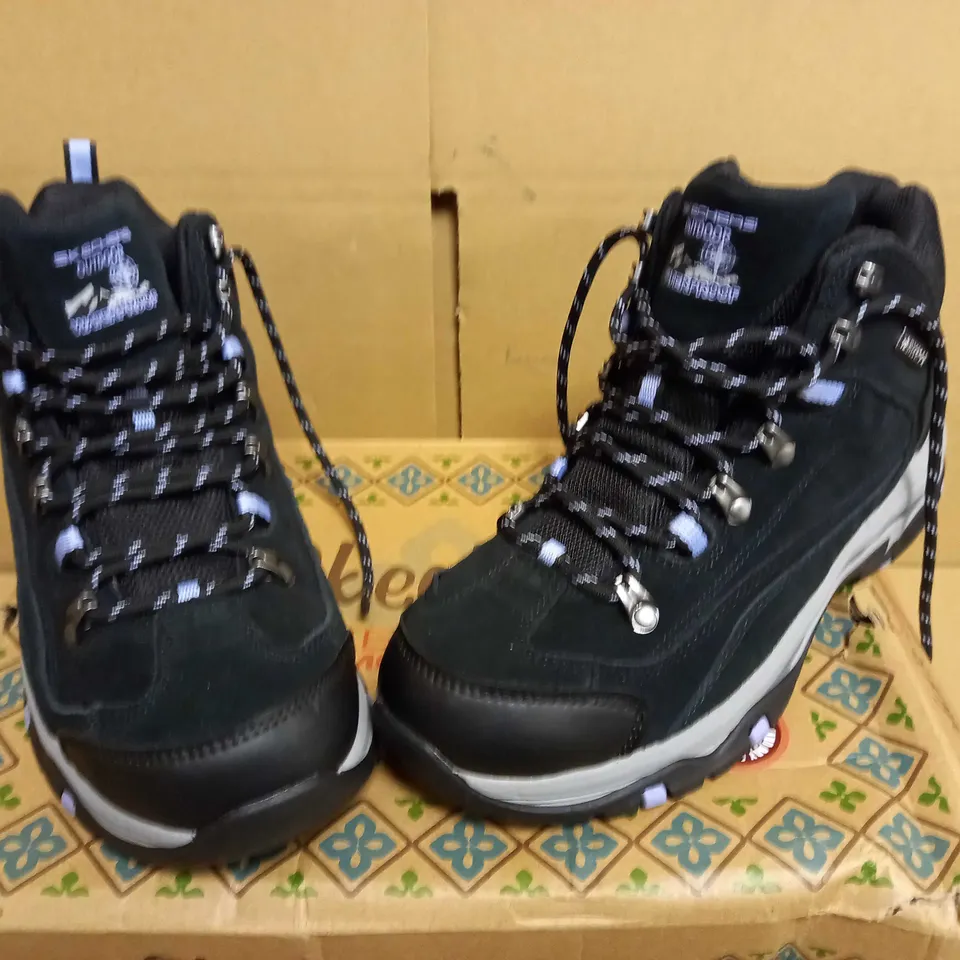 SKECHERS MEMORY FOAM HIKING BOOTS - SIZE 4.5