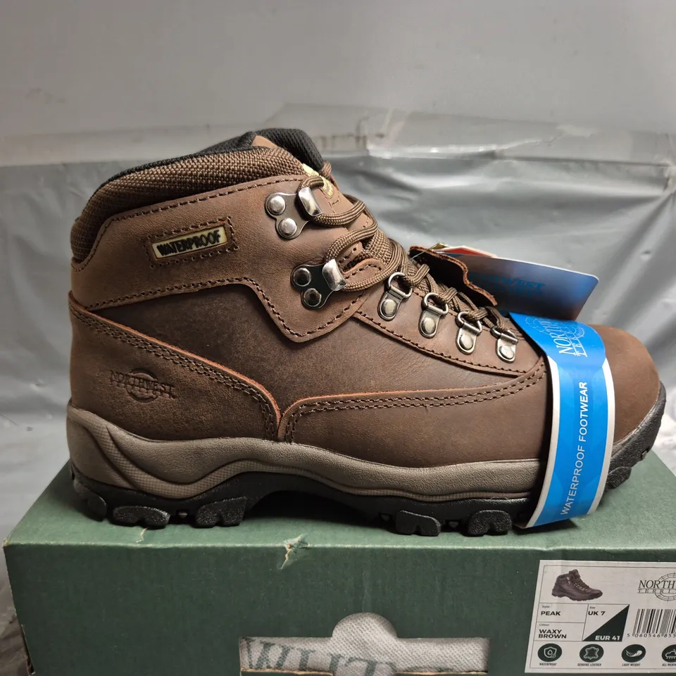 BOXED PAIR OF NORTHWEST TERRITORY IN BROWN - UK 7