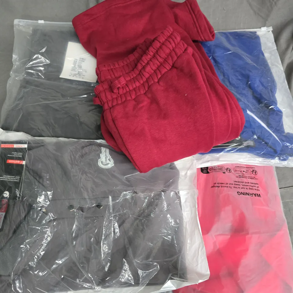 APPROXIMATELY 30 ASSORTED CLOTHING ITEMS IN VARIOUS SIZES, STYLES & COLOURS TO INCLUDE BRANDS SUCH AS BOOHOO MAN, FASHION LOVEDROBE, ETC - COLLECTION ONLY