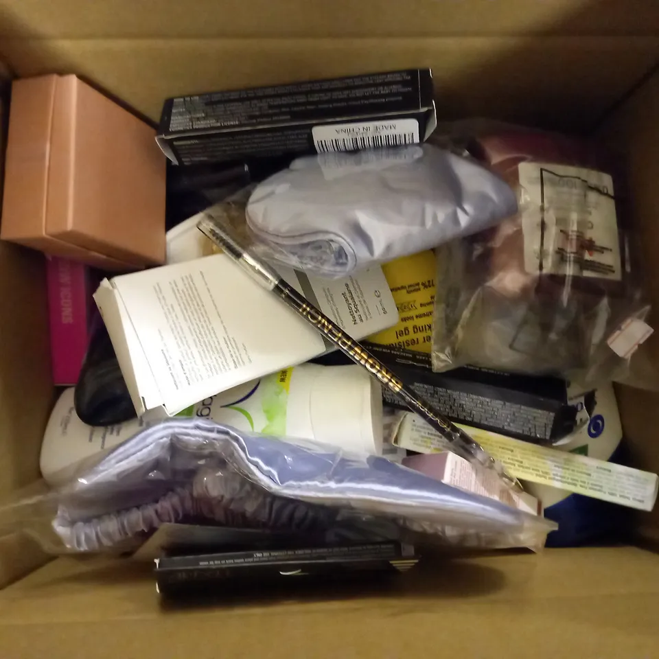 BOX OF APPROXIMATELY 20 ASSORTED COSMETIC PRODUCTS TO INCLUDE MANSCAPED, ELIZABETH ARDEN, MIELLE, ETC
