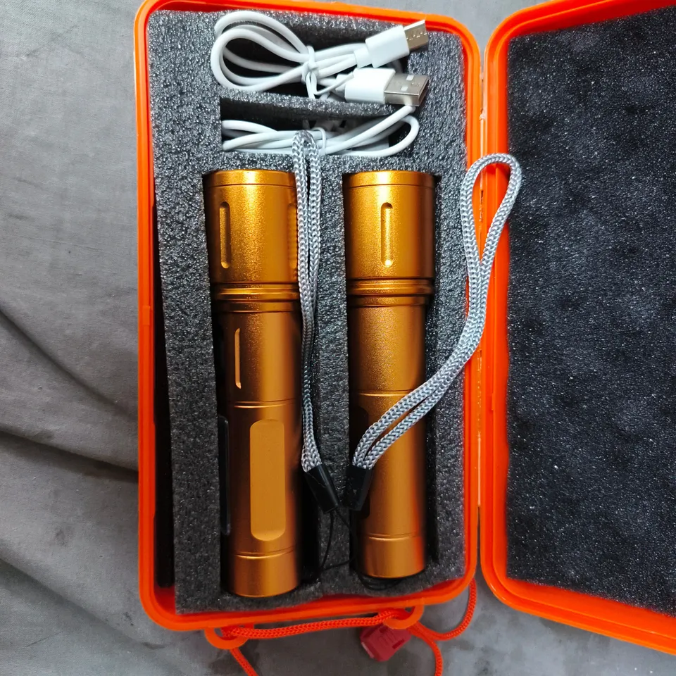 BOX OF APPROXIMATELY 15 ASSORTED ITEMS TO INCLUDE: 2X FLASHLIGHTS AND BROWN HANDBAG