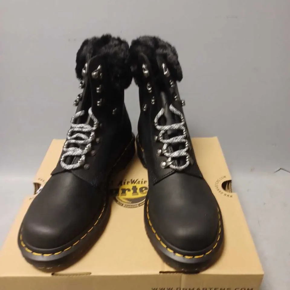 BOXED PAIR OF DR MARTEN AIRWAIR SERENA COLLAR BOOTS IN BLACK - 6.5