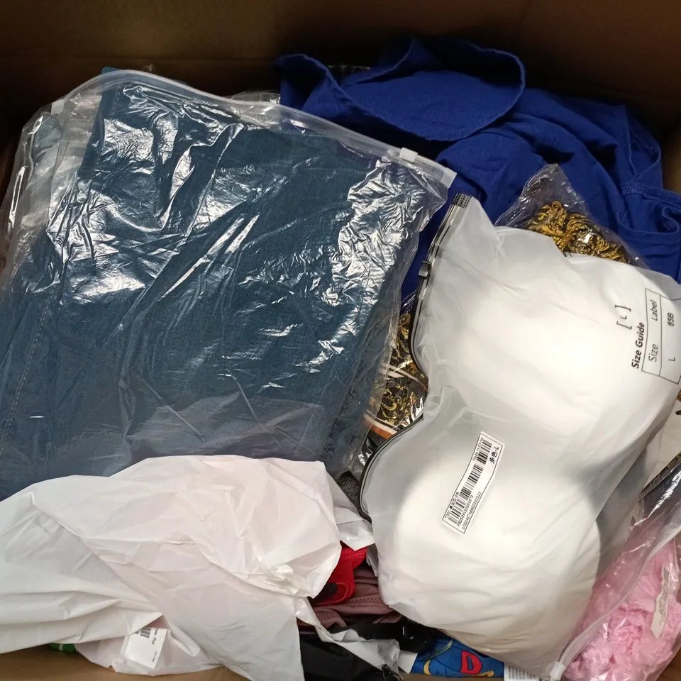 APPROXIMATELY 35 ASSORTED CLOTHING ITEMS IN VARIOUS SIZES, STYLES & COLOURS TO INCLUDE JEANS, HANDBAG, TOPS, ETC - COLLECTION ONLY