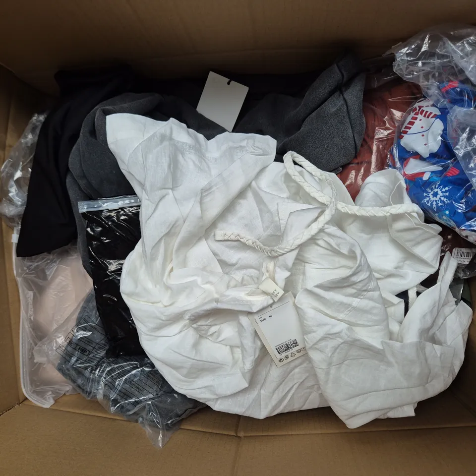 APPROXIMATELY 35 ASSORTED CLOTHING ITEMS IN VARIOUS SIZES, STYLES & COLOURS TO INCLUDE DRESSES, GYM SHORTS, JOGGERS, ETC