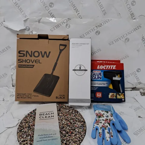 BOX OF APPROXIMATELY 15 ASSORTED ITEMS TO INCLUDE - SNOW SHOVEL - BEACH CLEAN MATS - LAURA ASHLEY GLOVES ECT
