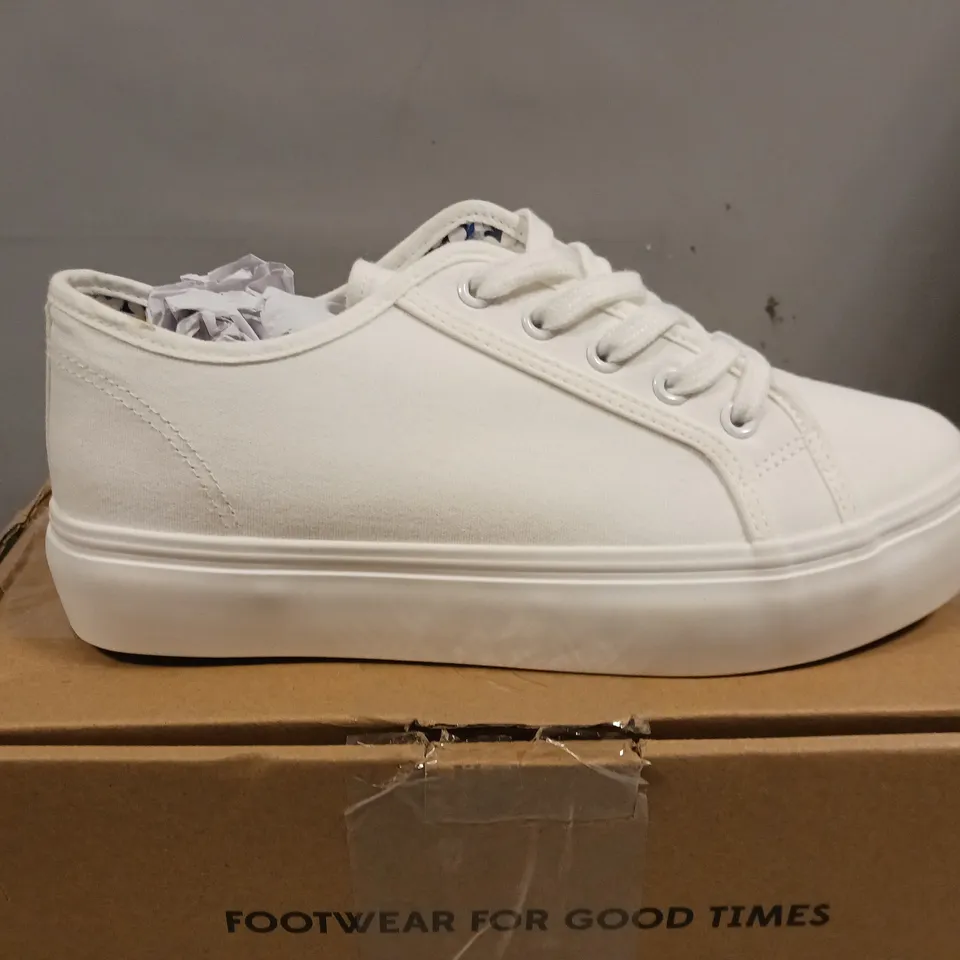 BOXED JOE BROWNS GOT TO HAVE IT PUMPS - WHITE - SIZE 8