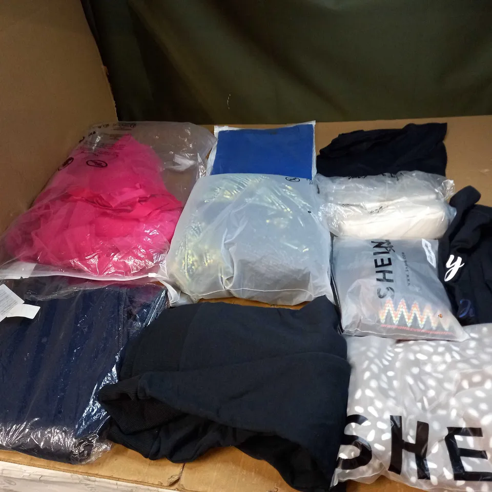 BOX OF APPROX 35 ASSORTED CLOTHING ITEMS TO INCLUDE - DRESSES, T-SHIRTS AND TROUSERS