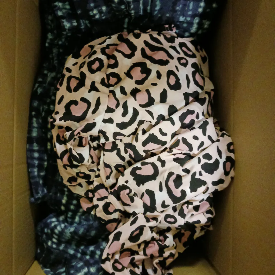 BOX OF APPROXIMATELY 10 ASSORTED CLOTHING AND FASHION ITEMS IN VARIOUS STYLES, SIZES, AND COLOURS / COLLECTION ONLY 