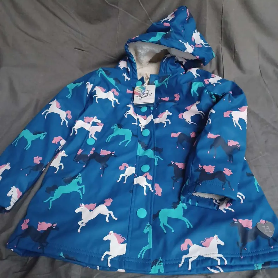 HATLEY HOODED COLOUR CHANGING SHERPA LINED SPLASH JACKET IN PRANCING HORSES SIZE KIDS 10