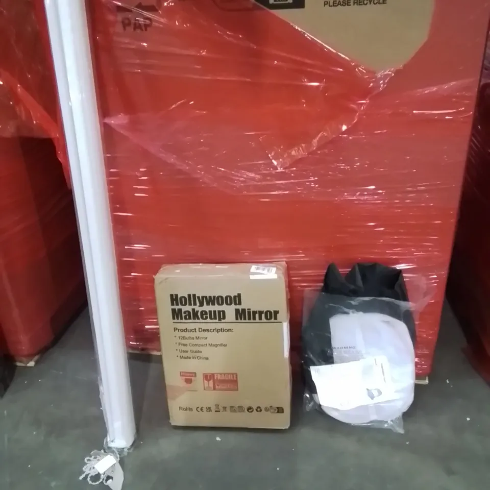 PALLET OF ASSORTED HOUSEHOLD GOODS AND PRODUCTS TO INCLUDE;BACKPACK,MAKEUP MIRROR,ROLLER BLIND