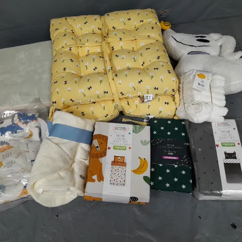 APPROXIMATELY 8 ASSORTED HOUSEHOLD ITEMS TO INCLUDE VARIOUS BEDDING IN VARIOUS SIZES AND STYLES
