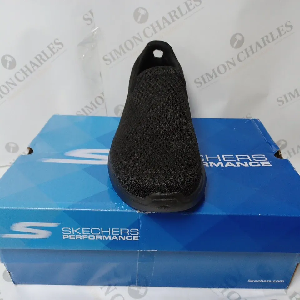 BOXED PAIR OF SKECHERS MOTLEY TRAINERS IN BLACK  - SIZE 10