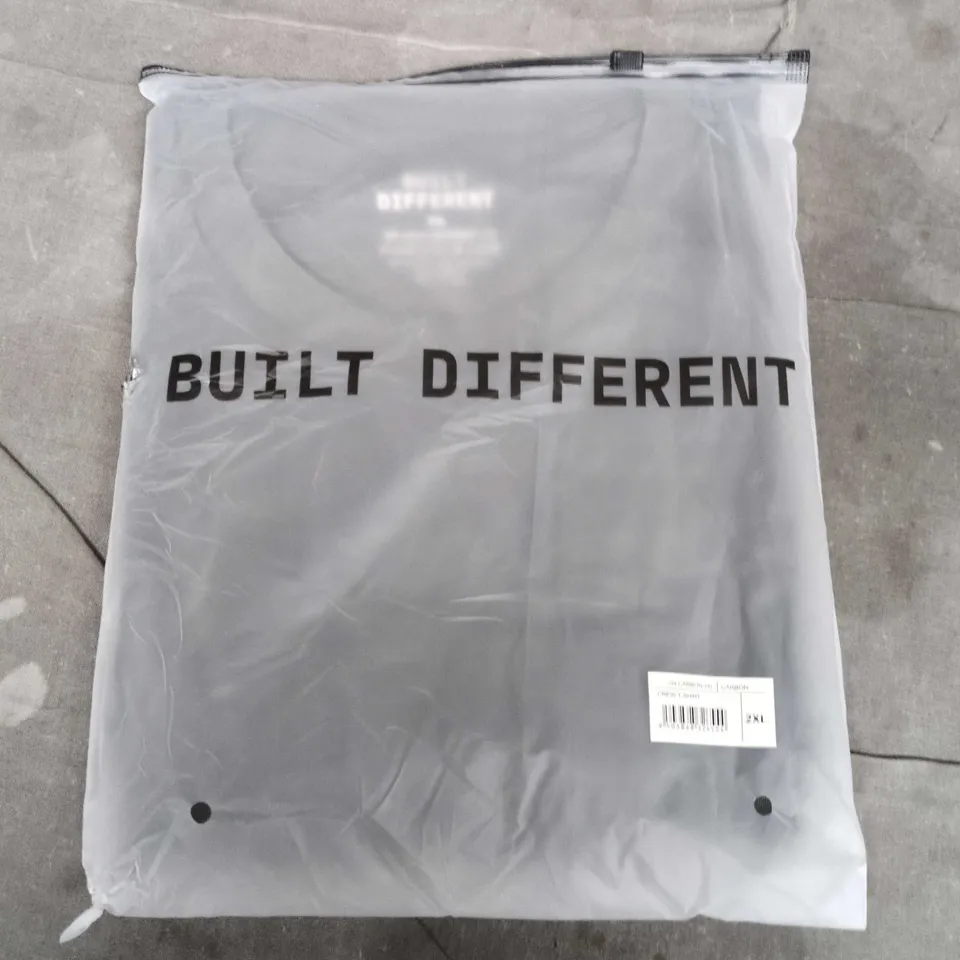 BAGGED BUILT DIFFERENT CREW T-SHIRT IN CARBON - 2XL