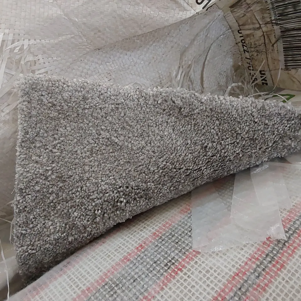 ROLL OF QUALITY SENSATION URBAN CARPET  // SIZE: APPROXIMATELY 3 X 2.9m