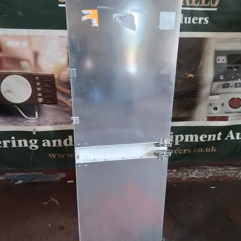 BOSCH BUILT IN FRIDGE FREEZER - KIN85