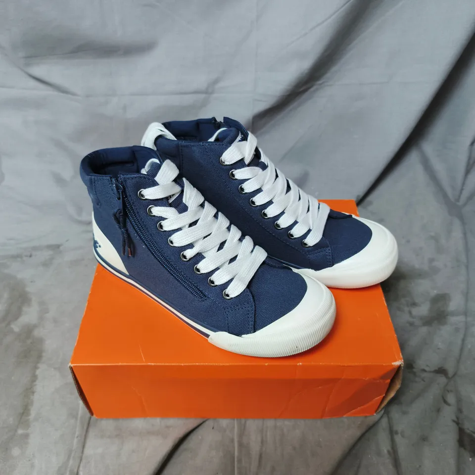 ROCKET DOG NAVY HIGH-TOP CANVAS SNEAKERS – UNBOXED UK SIZE 5
