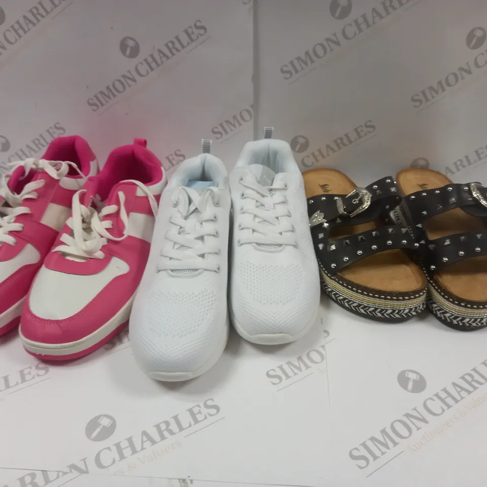 APPROXIMATELY 10 ASSORTED PAIRS OF SHOES IN VARIOUS STYLES & SIZES