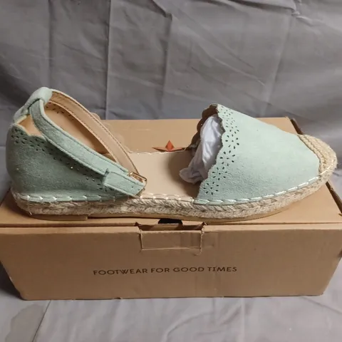  BOXED PAIR OF WOMEN'S JOE BROWN ESPADRILLE SANDALS WITH ANKLE STRAP - UK SIZE 7