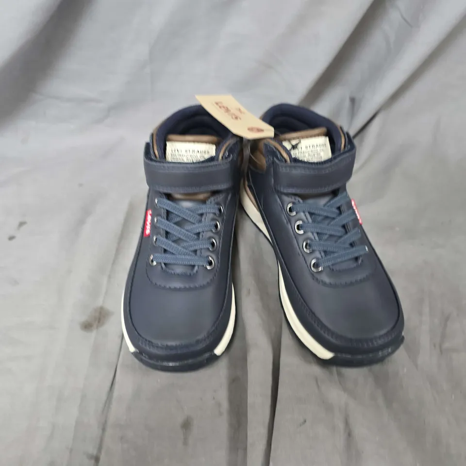 UNBOXED PAIR OF LEVIS ASCOT CHILDRENS MINIS IN NAVY - UK 11