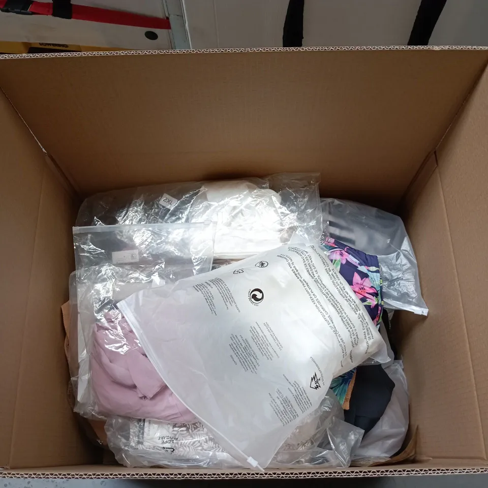 BOX OF APPROXIMATELY 15 ASSORTED PIECES OF CLOTHING IN VARIOUS SIZES, COLOURS AND STYLES