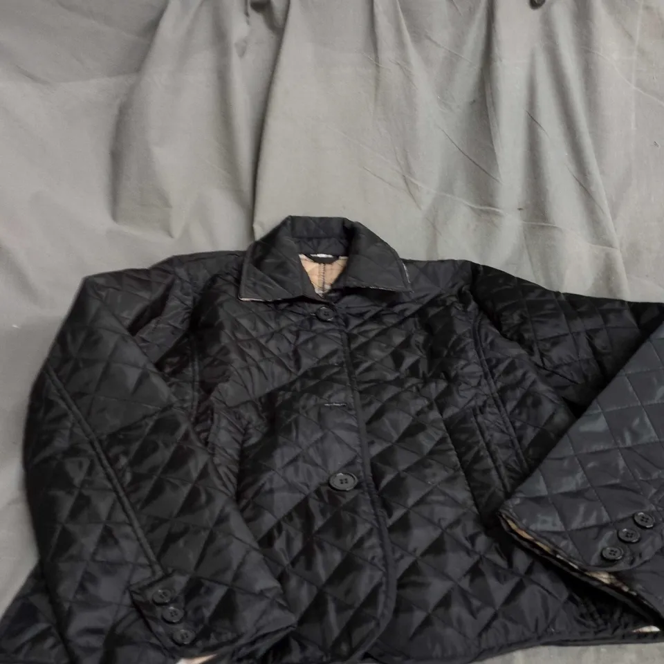 BOX OF APPROXIMATELY 25 ASSORTED CLOTHING ITEMS INCLUDING MENS GREY TROUSERS , BLACK QUILTED JACKET AND CREAM JACKET 