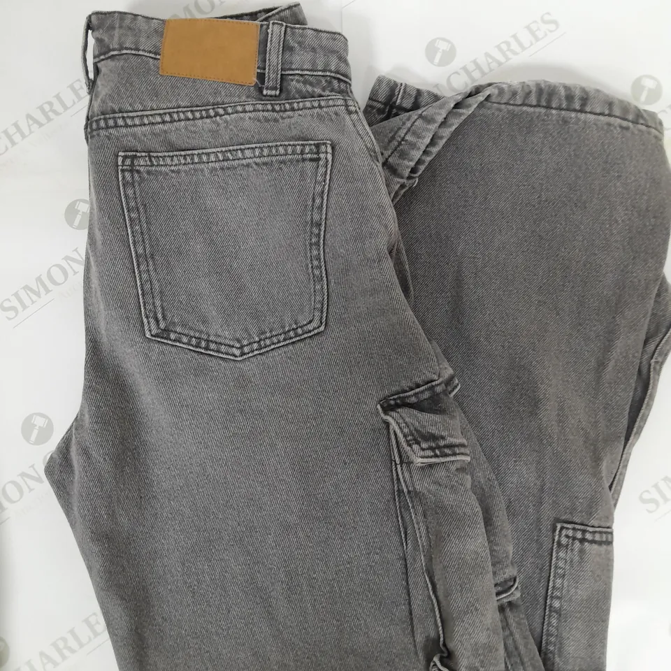 APPROXIMATELY 18 ASSORTED COTTON ON CLOTHING ITEMS TO INCLUDE OVERSIZED CREW SWEATER SIZE L, WIDE LEG JEANS SIZE 40, LEGGINGS SIZE M, WOVEN CARGO PANTS SIZE L