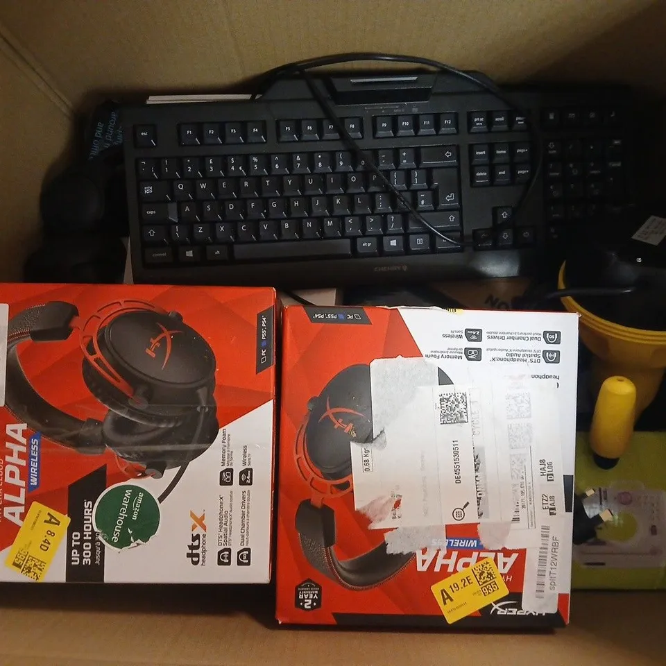 APPROXIMATELY 12 ASSORTED ELECTRICAL ITEMS TO INCLUDE WIRED KEYBOARD, HYPERX HEADSET, SWEING MACHINE, ETC - COLLECTION ONLY