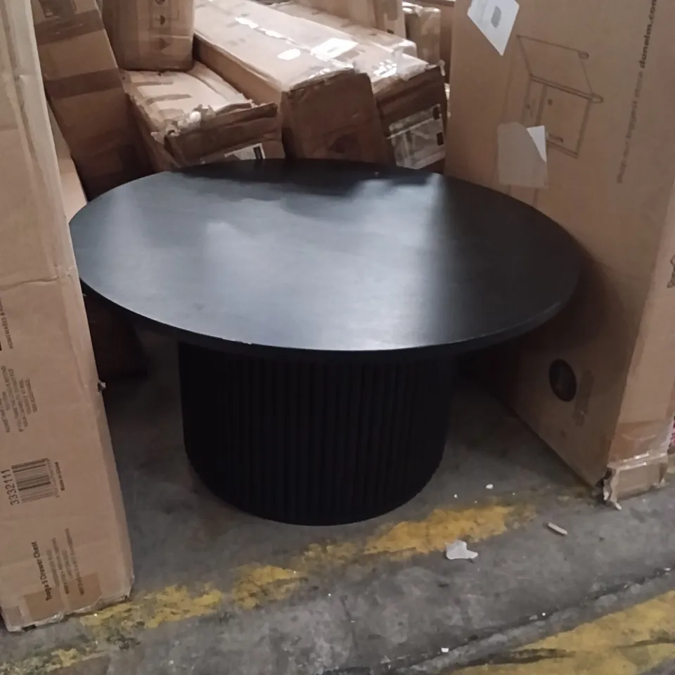 ROUND BLACK COFFEE TABLE WITH RIBBED PEDESTAL BASE