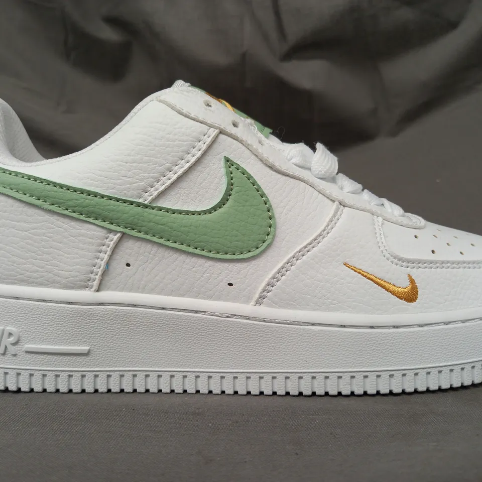 BOXED PAIR OF NIKE AIR FORCE 1 SHOES IN WHITE/GREEN/GOLD UK SIZE 7