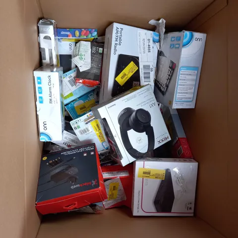 LOT OF APROX 20 ASSORTED ELECTRICAL ITEMS TO INCLUDE USB CHARGERS , TV REMOTE , RADIOS ECT