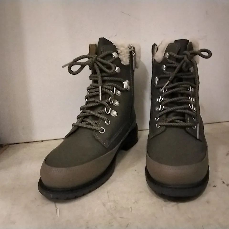 BOXED EMU AUSTRALIA UNISEX BOOTS , OLIVE , SIZE UK 6 , 3 PAIRS 