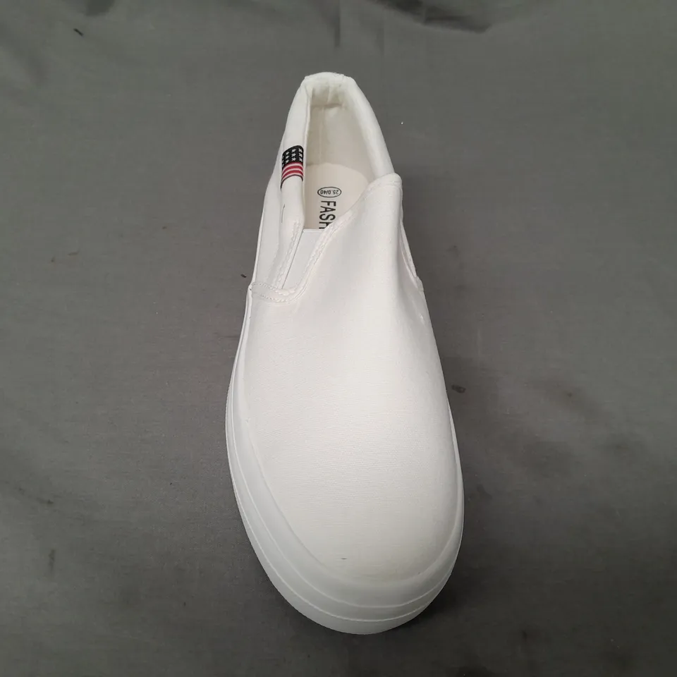 BOXED PAIR OF FASHION CANVAS SLIP-ON SHOES IN WHITE EU SIZE 40