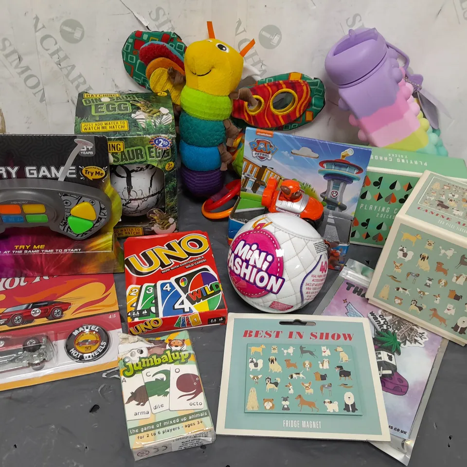 APPROXIMATELY 15 ASSORTED TOYS & GAMES PRODUCTS TO INCLUDE UNO CARD GAME, CANINE ALPHABET PUZZLE, HOT WHEELS CLASSIC CAR, ETC