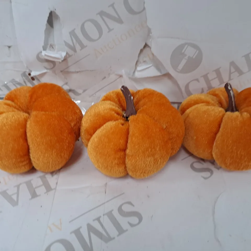 HEAVEN SENDS SET OF 3 ORANGE VELVET PUMPKIN AUTUMN/HALLOWEEN DECORATIONS RRP £9.99