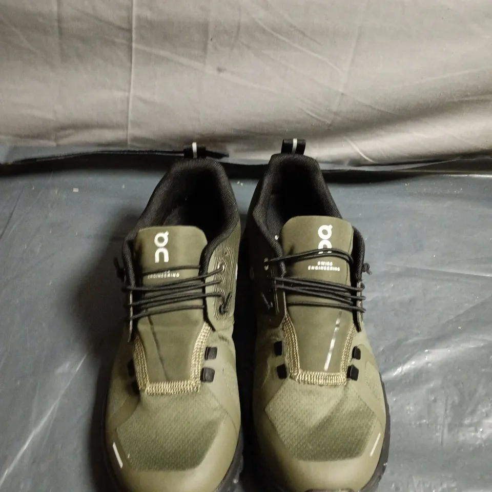 PAIR OF ON RUNNING OLIVE GREEN TRAIL SHOES – UK SIZE 7.5