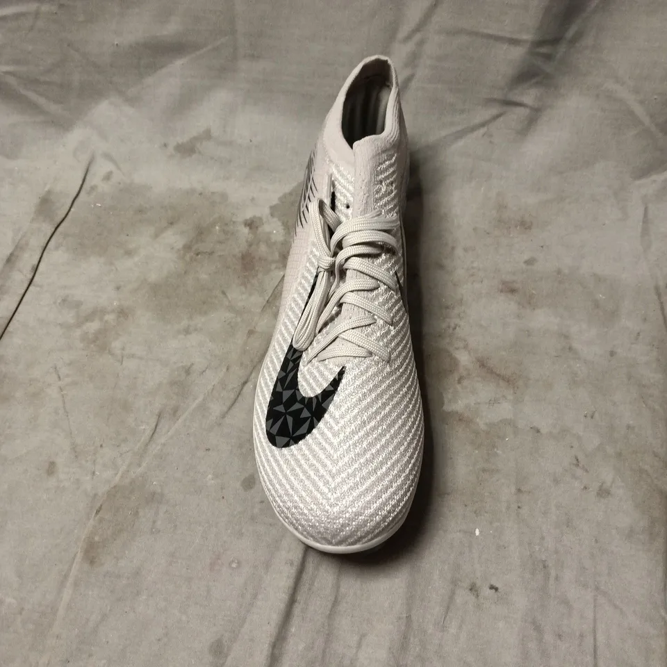 NIKE GRIPKNIT AIR ZOOM FOOTBALL BOOTS – WHITE KNIT UPPER WITH BLACK SWOOSH SIZE 8.5