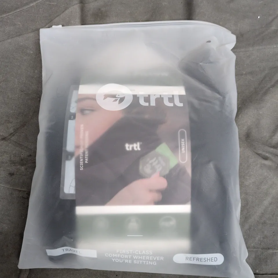 BAGGED TRTL TRAVEL PILLOW IN BLACK