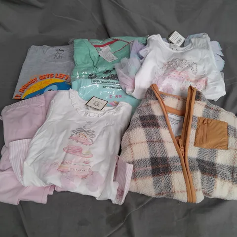 BOX OF APPROXIMATELY 30 ASSORTED KIDS CLOTHING ITEMS TO INCUDE - TOPS, JACKET, DRESSES, ETC