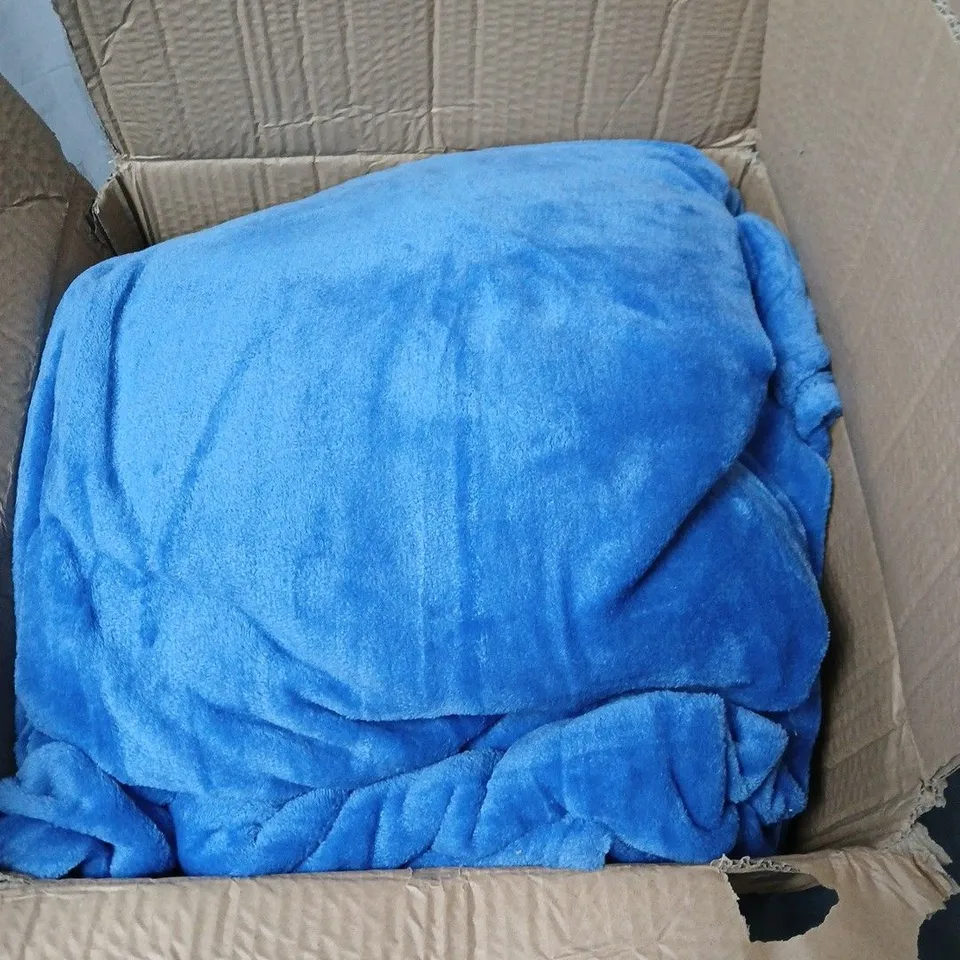 COZEE HOME FAMILY OVERSIZE VELVETSOFT THROW, BLUE.