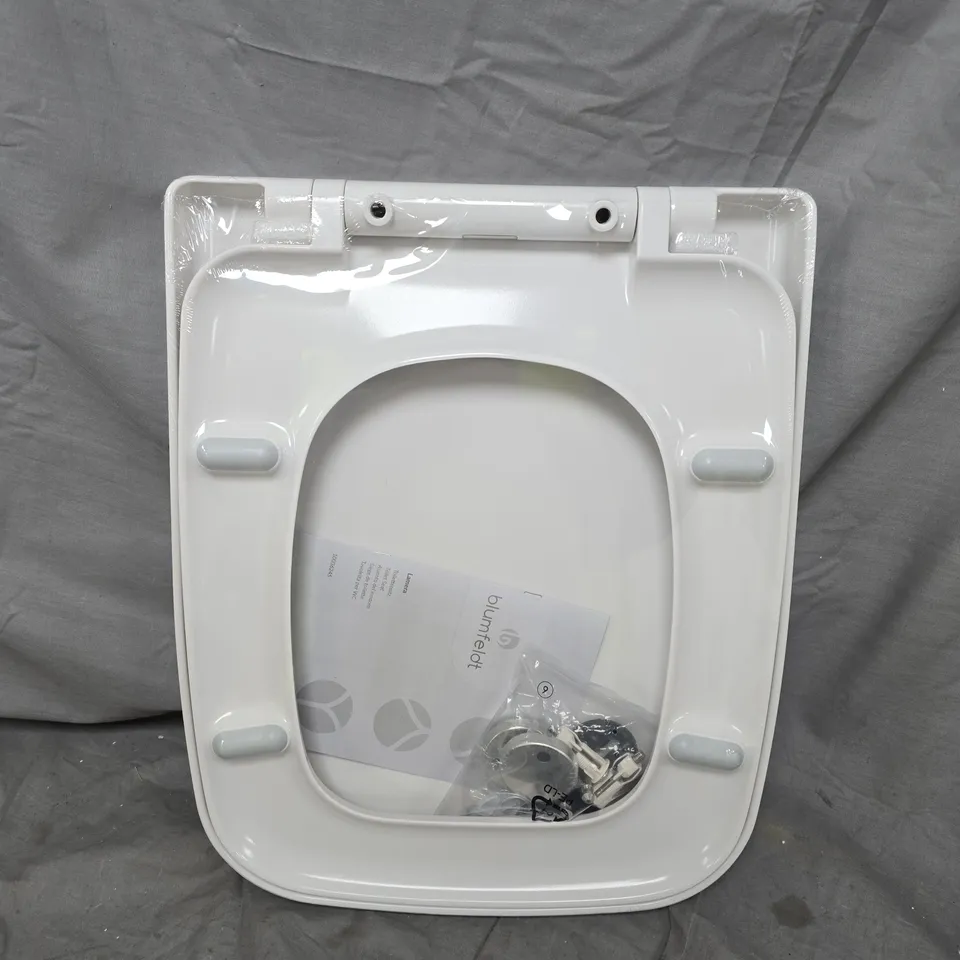BOXED BLUMFELDT TOILET SEAT