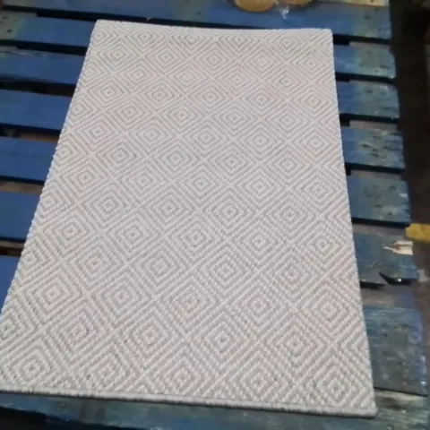 QUALITY DESIGNER AREA RUG - APPROXIMATELY 90X58