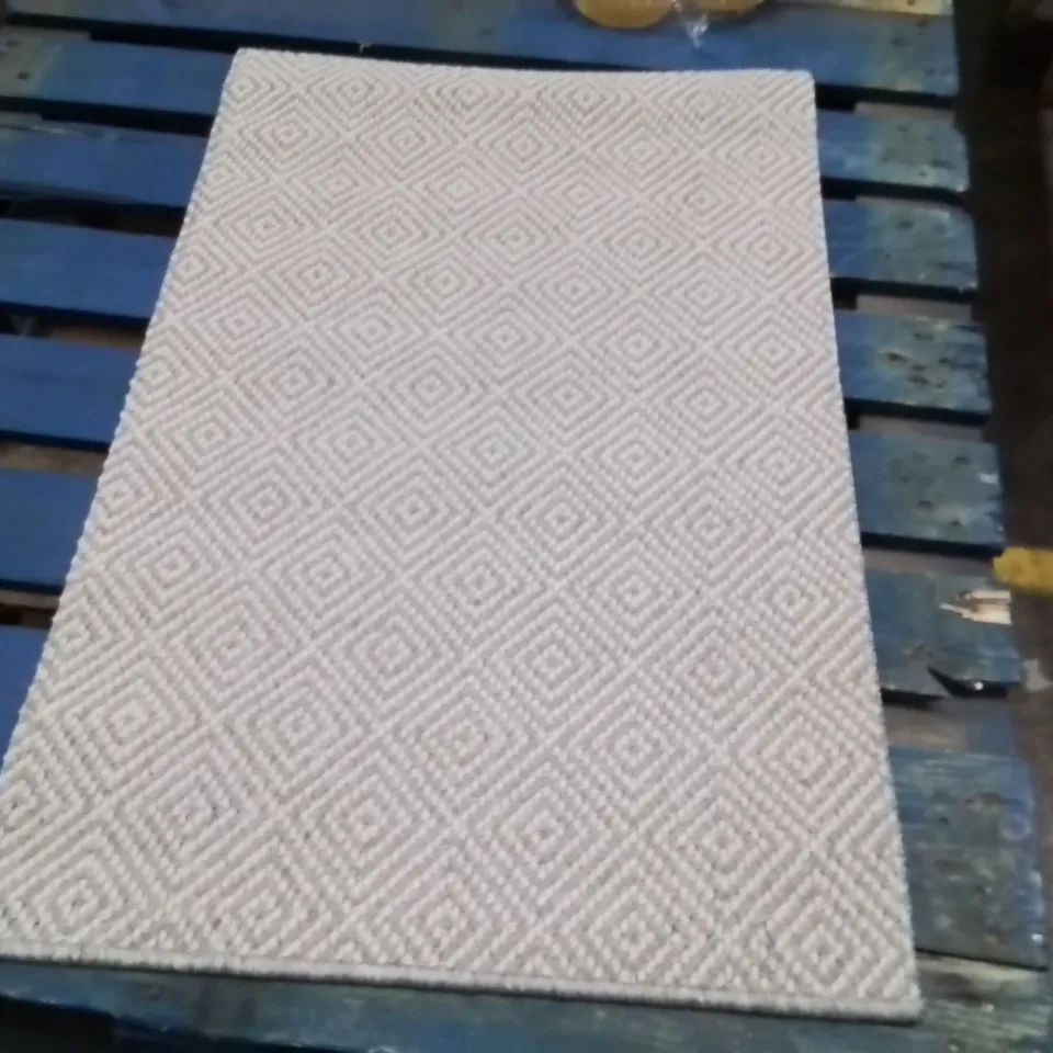 QUALITY DESIGNER AREA RUG - APPROXIMATELY 90X58