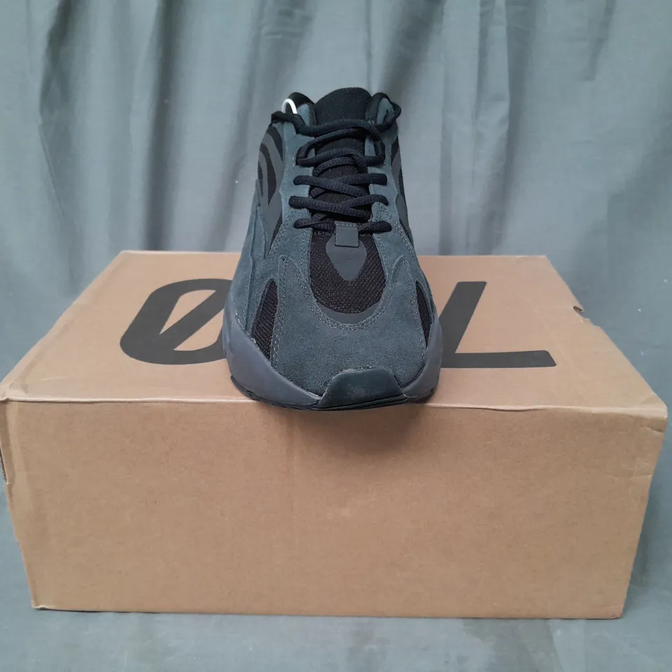 BOXED PAIR OF ADIDAS YEEZY BOOST SHOES IN RUSTIC BLACK UK SIZE 9.5