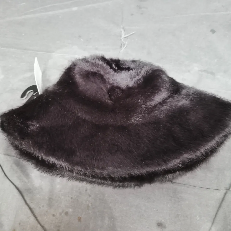 M&S FAUX FUR MUFF – BROWN 