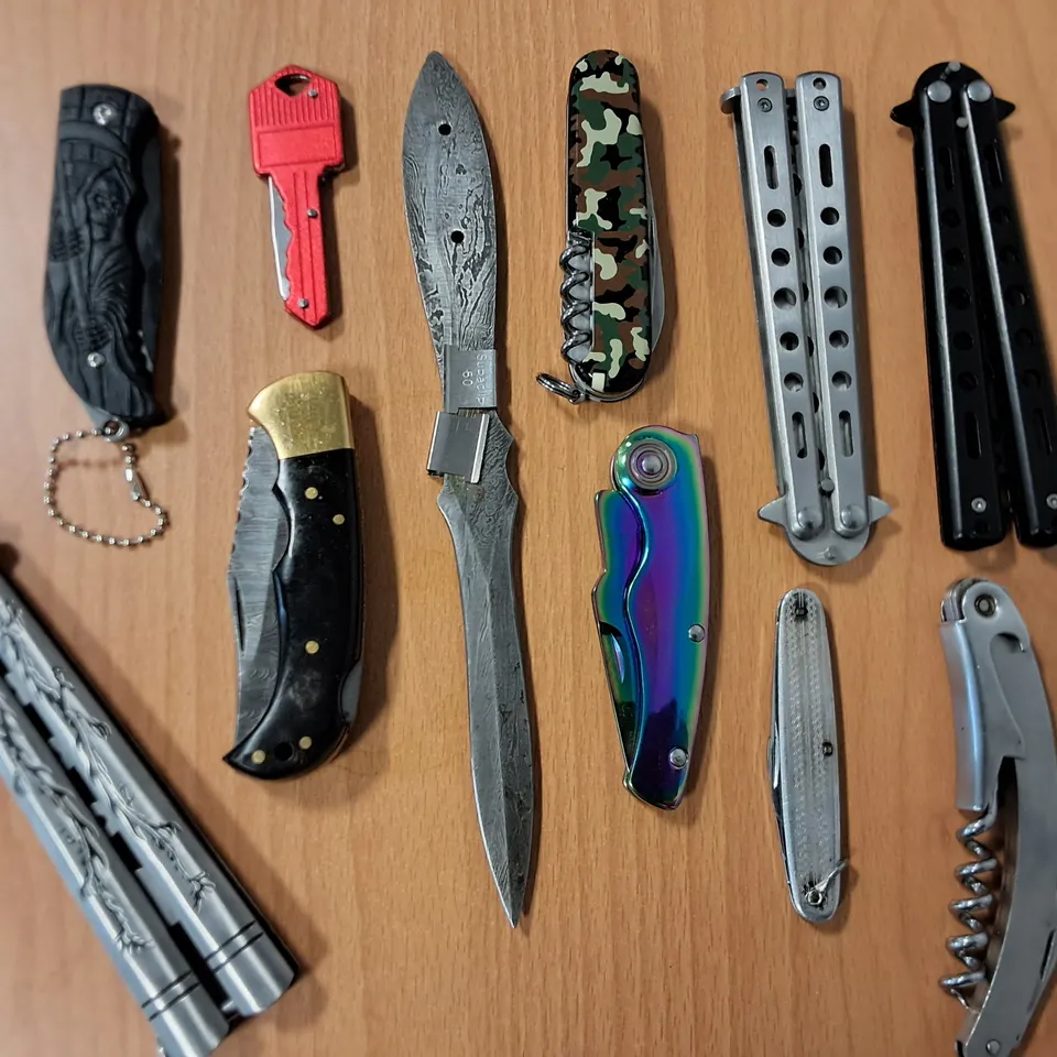 LOT OF 11 ASSORTED KNIFES, TRAINING AIDS AND MULTI TOOLS