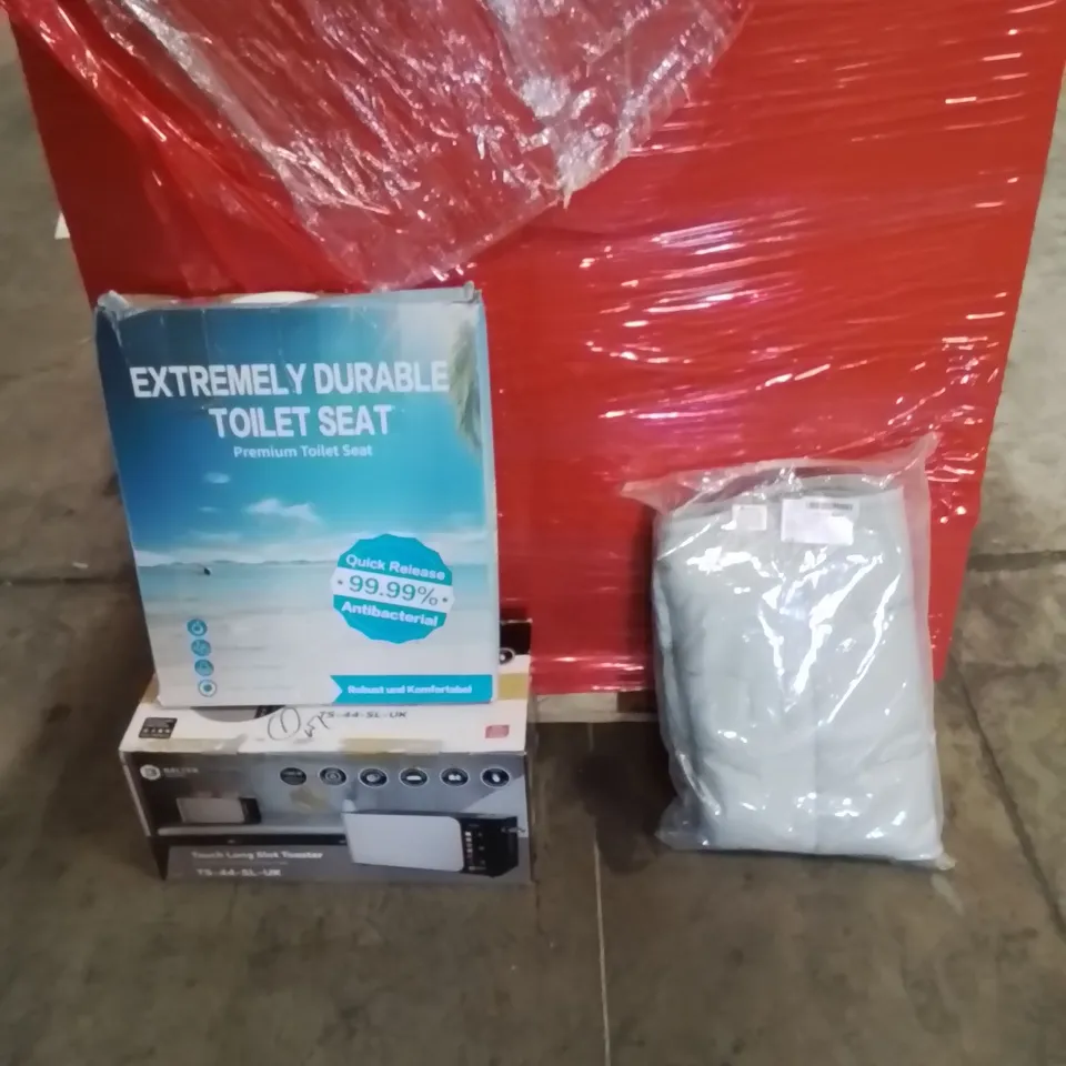 PALLET OF ASSORTED HOUSEHOLD GOODS AND PRODUCTS TO INCLUDE;TOASTER,TOILET SEAT,PLAYMAT
