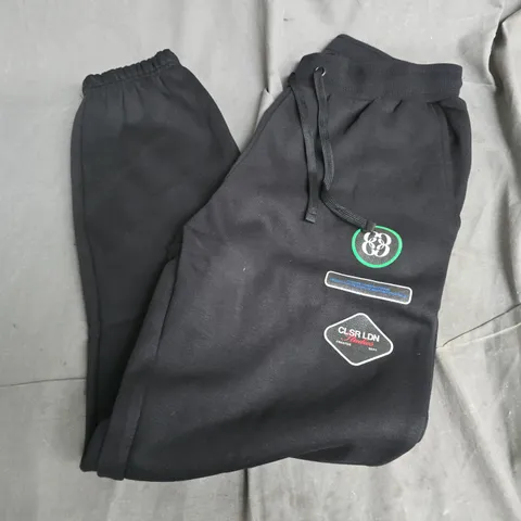 CLOSURE LDN BADGE TRACKSUIT BOTTOMS IN BLACK - MEDIUM