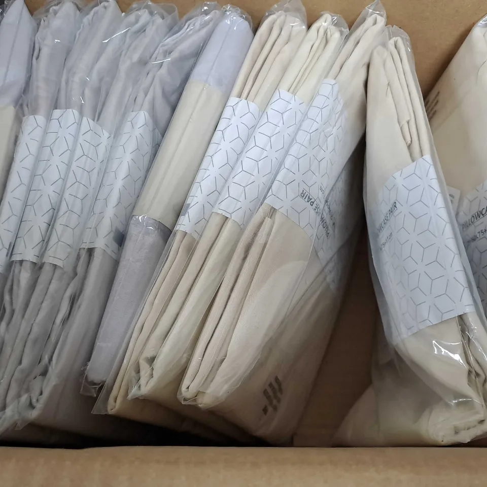 BOX OF APPROXIMATELY 12 ASSORTED BEDDING ITEMS